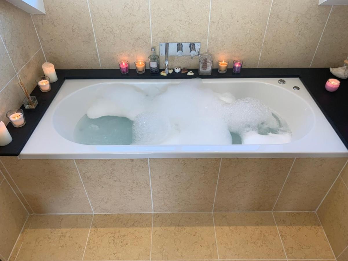The Penthouse Bowness Luxury Loft Jacuzzi Bath & Complimentary Lakeview Spa Membership Luaran gambar