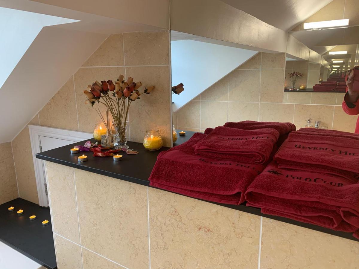 The Penthouse Bowness Luxury Loft Jacuzzi Bath & Complimentary Lakeview Spa Membership Luaran gambar